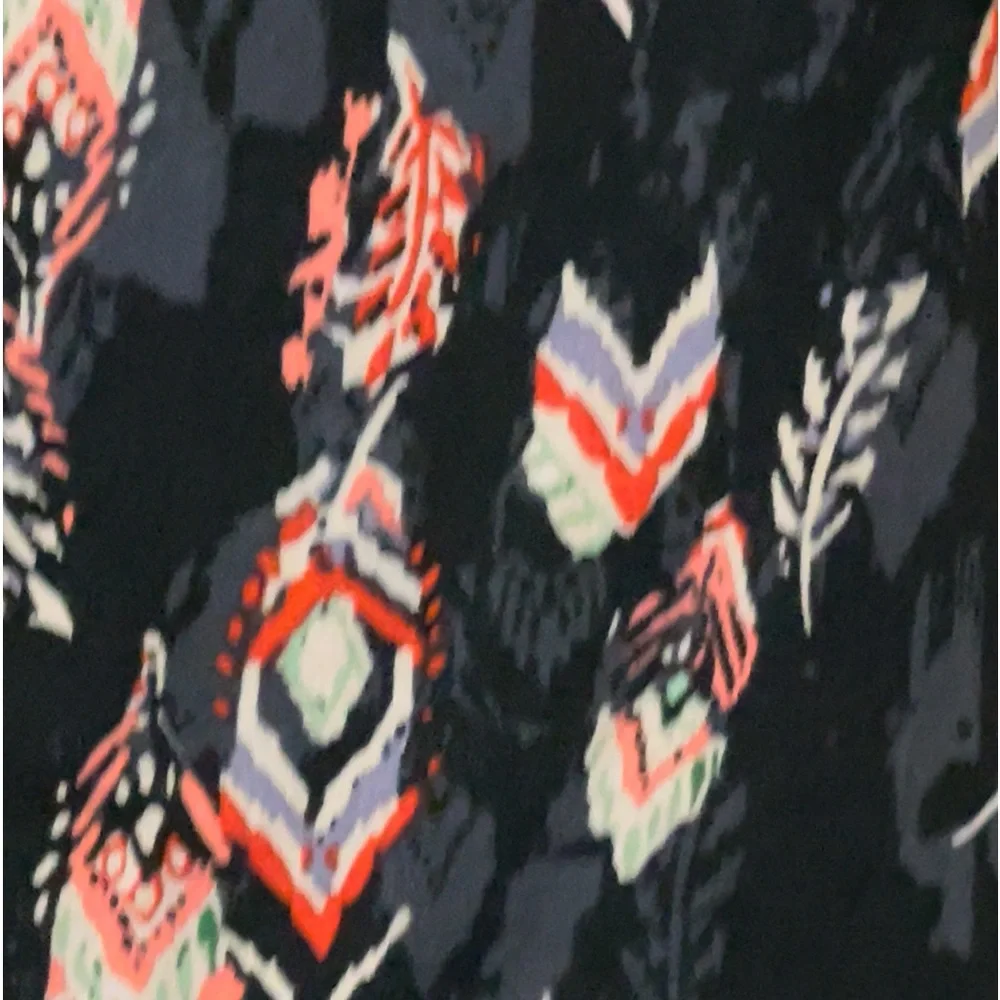 🆕🦋TORRID Feather Print Top🦋 - Picture 4 of 12